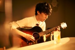 RADWIMPS野田洋次郎、サントリーウイスキー“角瓶”新CM出演！CMソングをギター弾き語りで歌唱