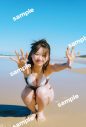 日向坂46富田鈴花がアースカラーの水着姿で大はしゃぎ！写真集『鈴花サーキット』封入ポストカードの絵柄公開 - 画像一覧（2/2）
