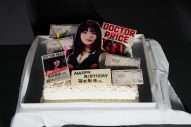 岩田剛典が「おめでとう！」ドラマ『DOCTOR PRICE』撮影現場にて蒔田彩珠の誕生日をお祝い - 画像一覧（4/4）