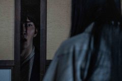 ヤヒロ（渡辺翔太）が恐る恐る開けた扉の向こうでは何が!?『事故物件ゾク 恐い間取り』より怖すぎる2軒目旅館シーン公開