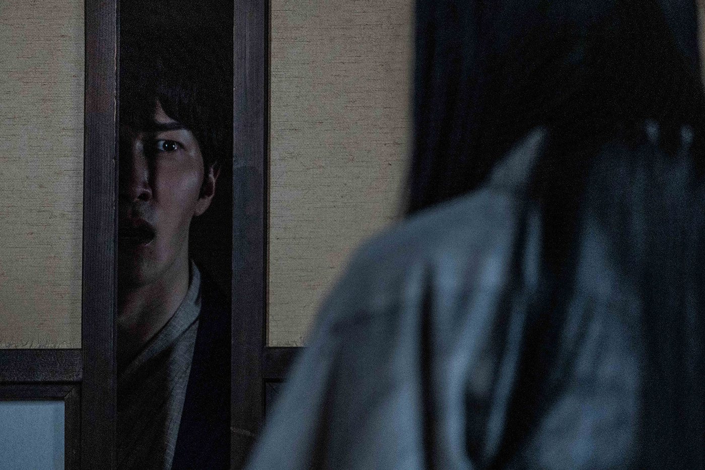 ヤヒロ（渡辺翔太）が恐る恐る開けた扉の向こうでは何が!?『事故物件ゾク 恐い間取り』より怖すぎる2軒目旅館シーン公開