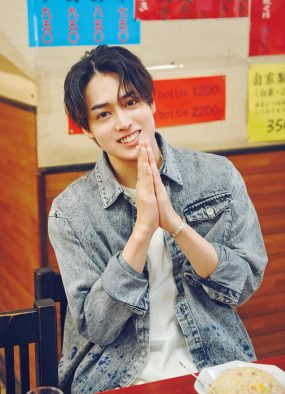 『タイプロ』出身・前田大輔が大好物の町中華をもぐもぐ！しっかりと手を合わせて「いただきます！」