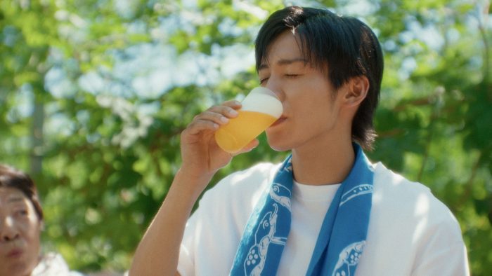 目黒蓮がホップ農家の畑仕事に初挑戦！「キリンビール 晴れ風」 新TVCM「晴、風、土。」収穫篇放映開始