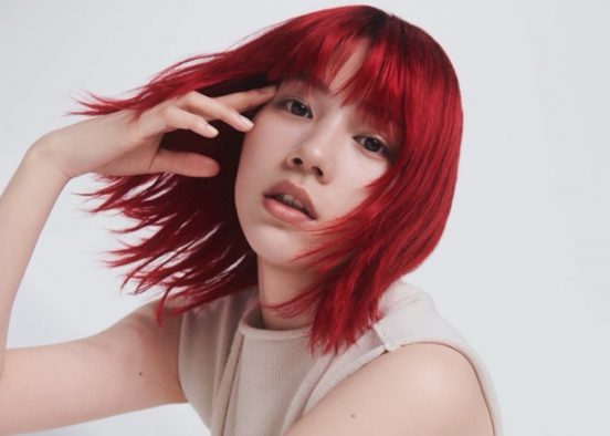 のん、”赤髪ビジュアル”でアルバム『Renarrate』リリースを報告「音楽って楽しいね」