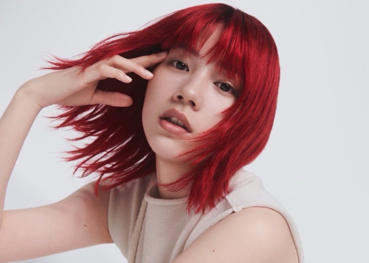 のん、”赤髪ビジュアル”でアルバム『Renarrate』リリースを報告「音楽って楽しいね」