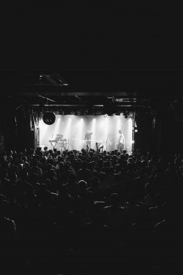 【ライブレポート】『Hedigan’s “Tour doyes”』が開幕！「もしもし俺だけど？今日ロックンロールしない？」（YONCE）