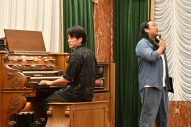 岡田准一＆秋山竜次が“生き残り術”を学ぶ！岡田はパイプオルガンの生演奏を披露 - 画像一覧（3/5）