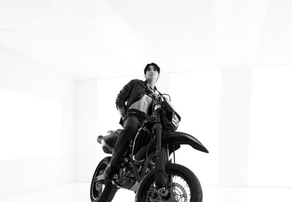 BTS JUNG KOOKがCalvin Kleinの最新キャンペーンに登場！「ブランドのアイコニックなデニムを再び着られて本当にうれしい」