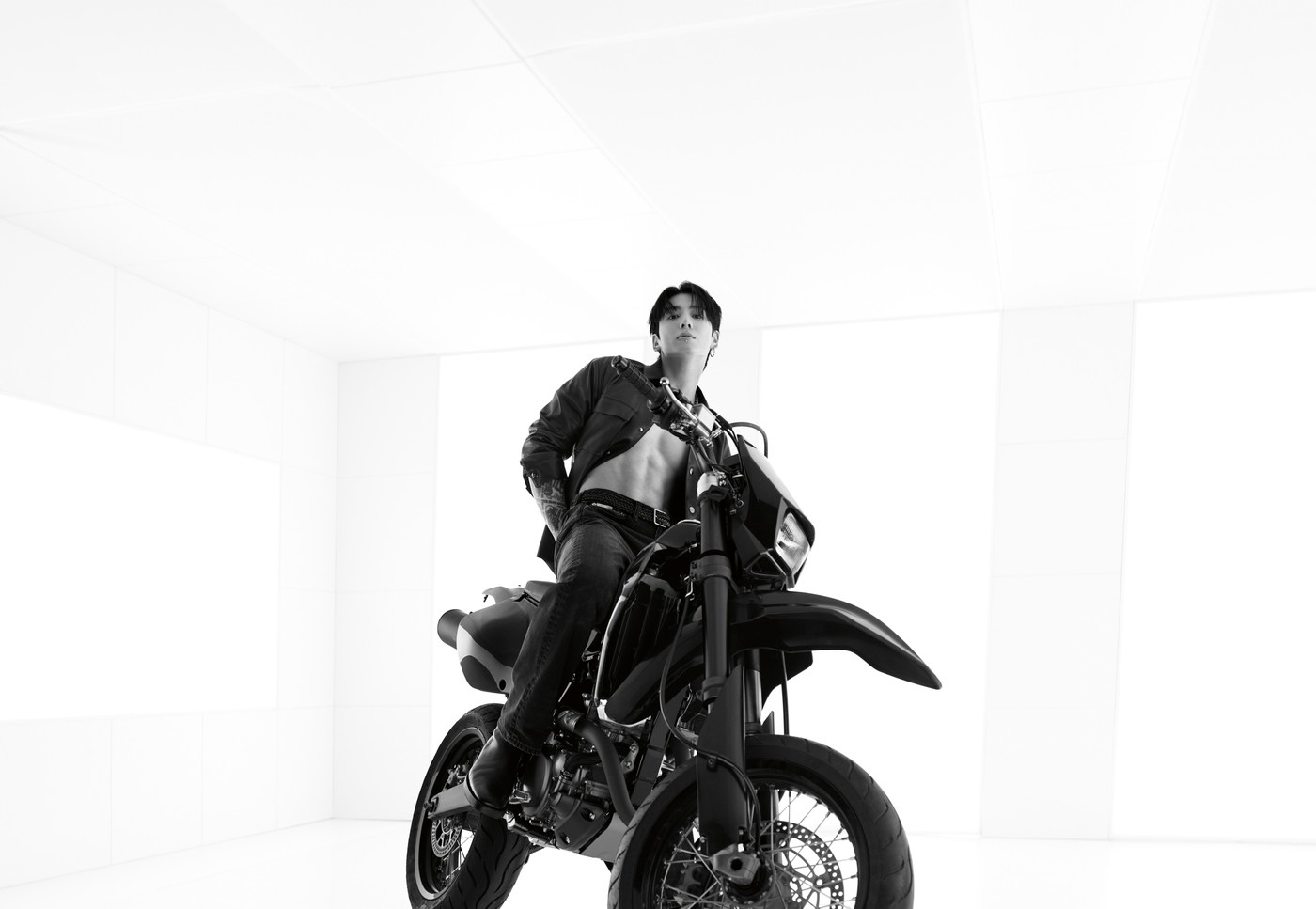 BTS JUNG KOOKがCalvin Kleinの最新キャンペーンに登場！「ブランドのアイコニックなデニムを再び着られて本当にうれしい」 - 画像一覧（1/12）