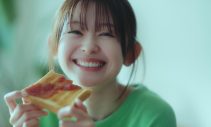 ねぐせ。新曲「愛の味」MV公開！藤村木音が幸せだった時のいつもの味が変わっていく様を表情で表現 - 画像一覧（2/6）