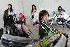 ILLIT、1st Single Album『NOT CUTE ANYMORE』オフィシャルインタビュー公開！「すべてが格別、かっこいいと感じていただけたら」