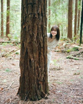 松田里奈1st写真集より、木の陰からひょっこり顔をのぞかせる妖精のようなカット解禁