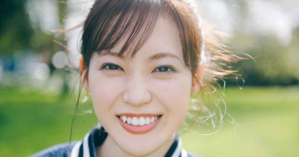 櫻坂46松田里奈1st写真集より夕日に照らされたビーチでの水着カット