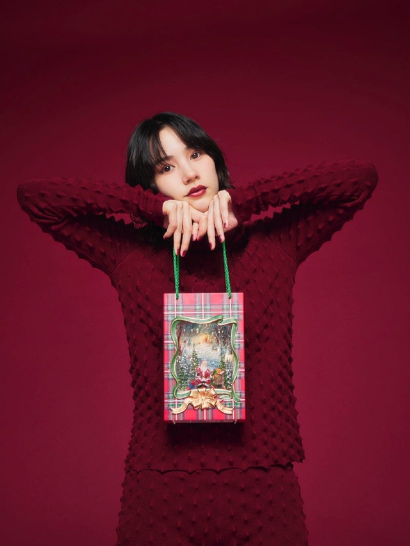 のん、クリスマスコーデを披露！ボルドーカラーのセットアップに「美しい」「最高のプレゼント」