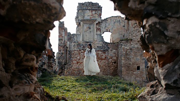 milet、TVアニメ『葬送のフリーレン』EDテーマ「The Story of Us」MVをプレミア公開！全編チェコで撮影