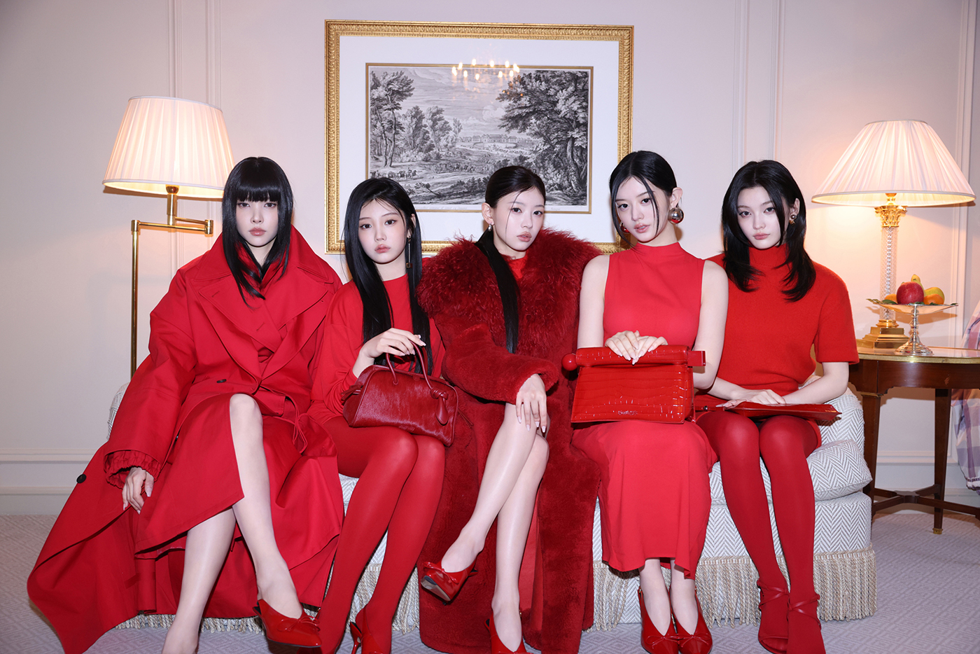 ILLIT、パリで行われたJACQUEMUSのショーに出演！洗練されたビジュアルで群衆の視線を釘付けに