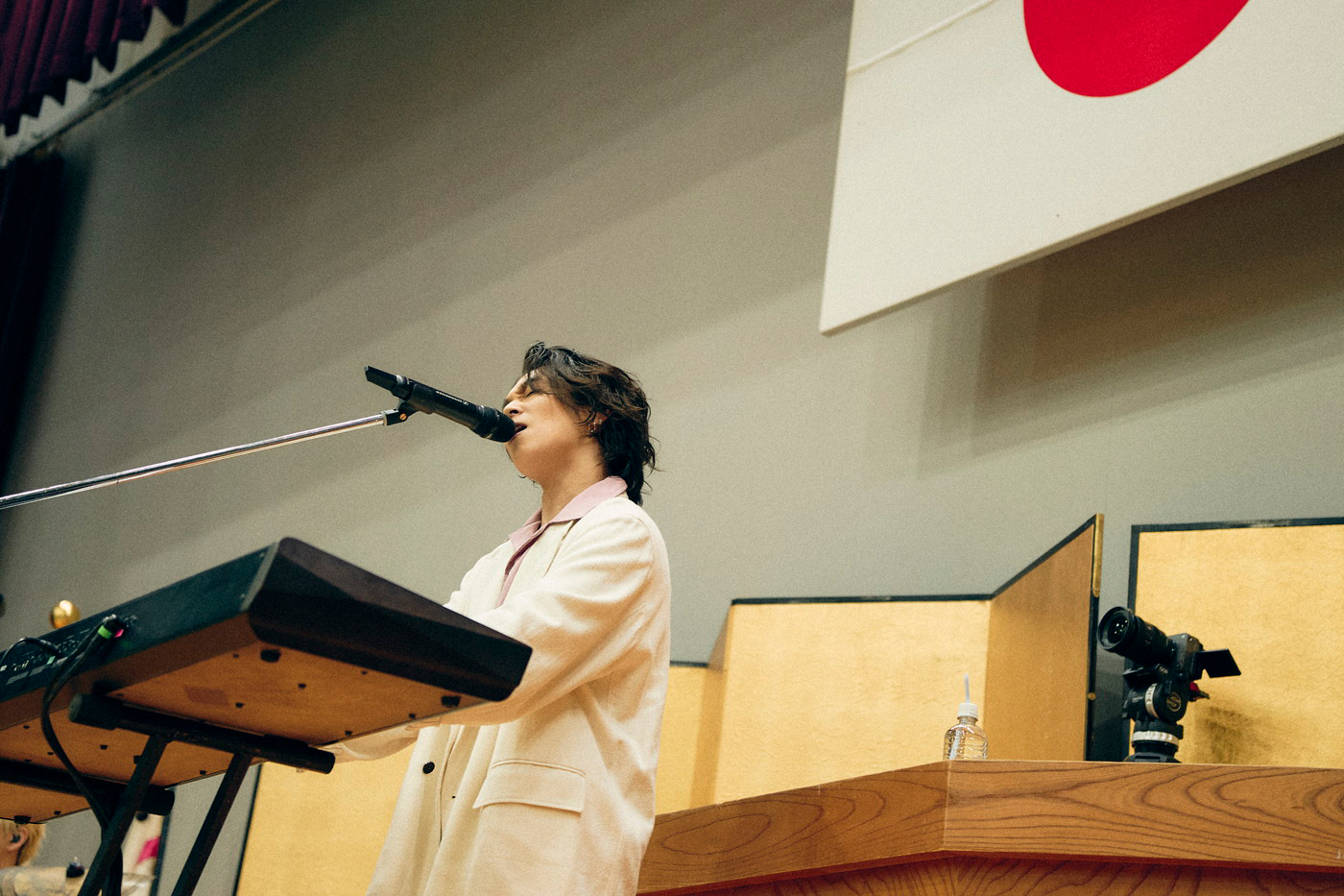 Omoinotake、藤井怜央の母校・松江北高校の卒業式でサプライズライブ！最新曲「Wonderland」の映像を公開