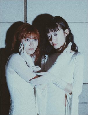 羊文学、Netflixシリーズ『九条の大罪』主題歌「Dogs」MV公開！巨匠・石井岳龍監督と初タッグ