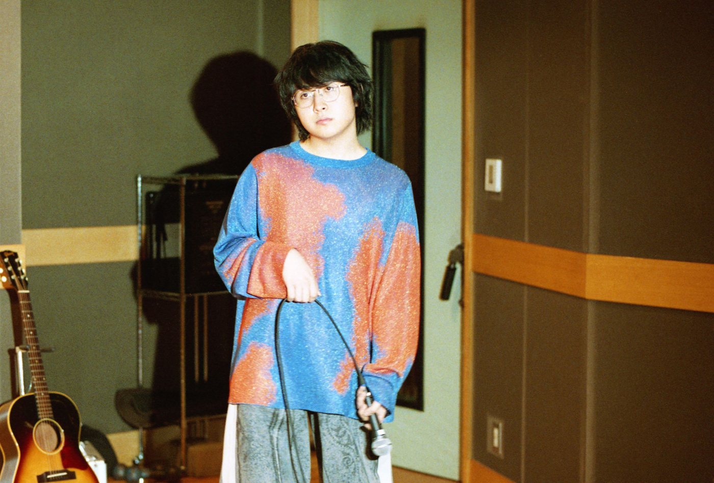 崎山蒼志ニューアルバム『good life, good people』をリリース「この2年間の自分自身の混沌が漂うアルバム」