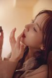 乃木坂46金川紗耶が指先の体温で溶けたチョコをペロっ！1st写真集『好きのグラデーション』先行カット第3弾公開