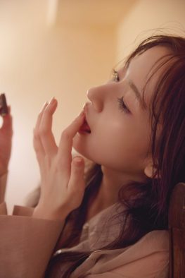 乃木坂46金川紗耶が指先の体温で溶けたチョコをペロっ！1st写真集『好きのグラデーション』先行カット第3弾公開