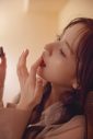 乃木坂46金川紗耶が指先の体温で溶けたチョコをペロっ！1st写真集『好きのグラデーション』先行カット第3弾公開 - 画像一覧（1/2）