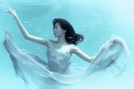 LE SSERAFIMが水の中で透明感のある魅力を放つ！最新アルバムのYUSU LILY ver.写真＆映像公開 - 画像一覧（5/6）