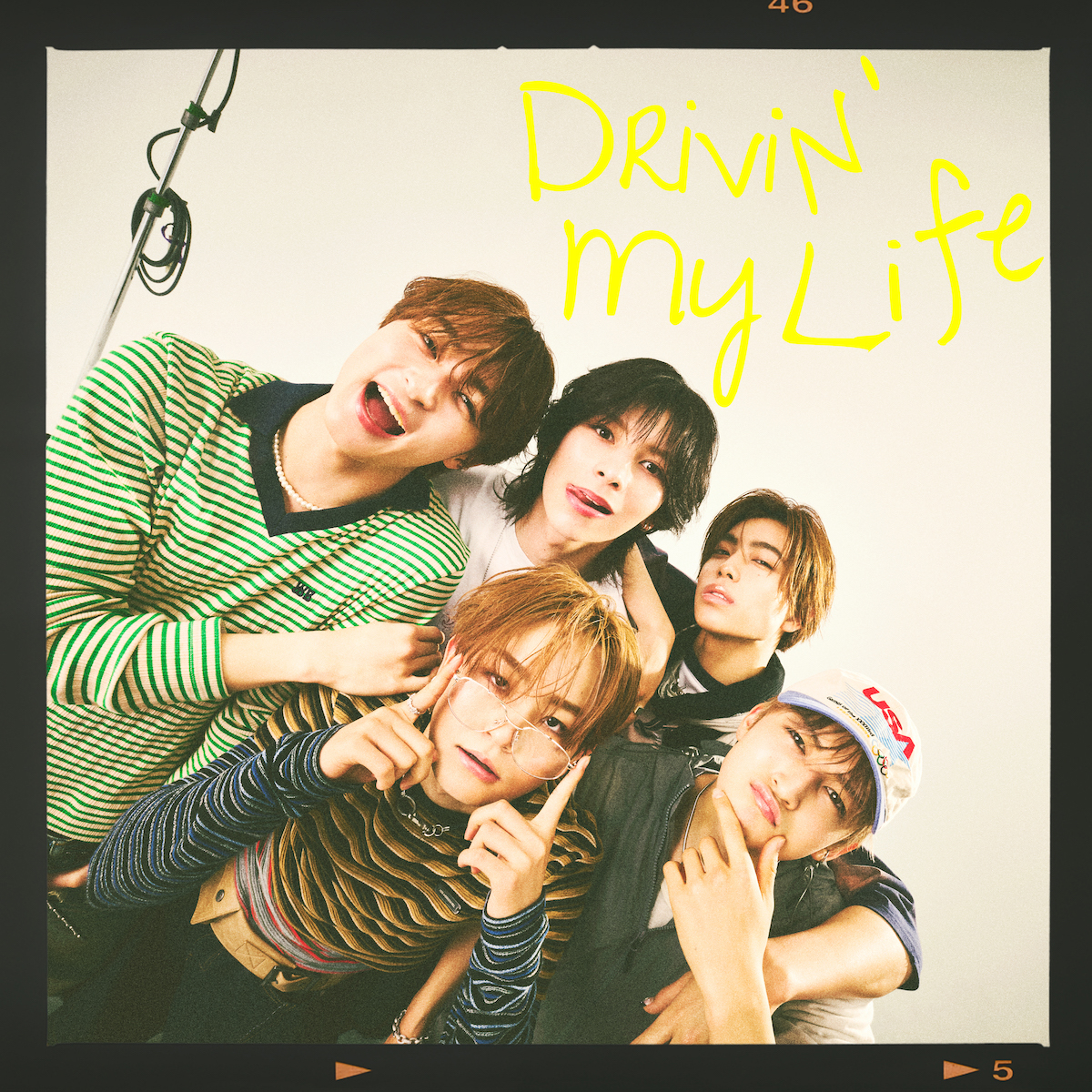 STARGLOW 3rdシングル「Drivin’ My Life」のジャケットアートワーク公開！キーアイコンはカプセルトイ