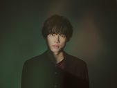 松村北斗×岡崎紗絵、25年の片想いを背負うスーツ姿解禁！7年ぶり再会も息ぴったりの空気感 - 画像一覧（2/4）