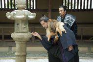 本木雅弘と宮舘涼太が、密室殺人の謎に迫る映画『黒牢城』本編シーン解禁！「（宮舘には）人の心に素直に存在してくる気の良さみたいなものがあった」 - 画像一覧（1/3）