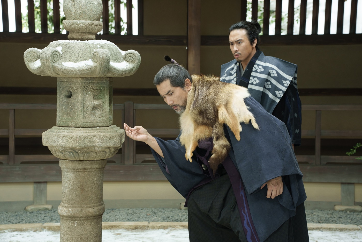 本木雅弘と宮舘涼太が、密室殺人の謎に迫る映画『黒牢城』本編シーン解禁！「（宮舘には）人の心に素直に存在してくる気の良さみたいなものがあった」