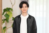 INI尾崎匠海「初日の撮影が制服というところが激熱です（笑）」田中麗奈×古川雄大W主演ドラマ『親愛なる夫へ～完璧な妻の嘘～』がクランクイン - 画像一覧（1/4）