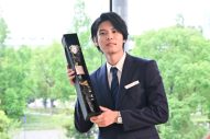 北村匠海主演ドラマ『サバ缶、宇宙へ行く』萩原利久が北村との共演シーンでクランクアップ「すごく刺激的で楽しい現場でした」 - 画像一覧（2/2）