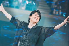 【ライブレポート】福山雅治が“ライブハウス武道館”でニューアルバム『超新星』ジャケットをサプライズ公開