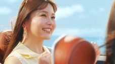 騒がしい前列と人見知りの後列？畑芽育、久間田琳加、横田真悠、RIMA（NiziU）が「上海ハニー」をはしゃいで歌うEssential新CM公開 - 画像一覧（4/19）