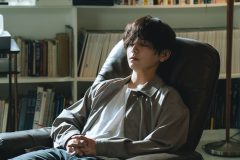 山田涼介主演ドラマ『一次元の挿し木』第2話今夜放送！悠（山田）と唯（白石聖）は関与が疑われる仙波佳代子（鈴木保奈美）に接触