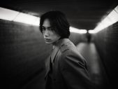 INI、池﨑理人オリジナル楽曲「Backseat」MV公開！「あえて“赤”を纏った意味や、ブルーとのコントラストにも注目してほしい」 - 画像一覧（1/7）