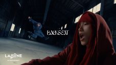 INI、池﨑理人オリジナル楽曲「Backseat」MV公開！「あえて“赤”を纏った意味や、ブルーとのコントラストにも注目してほしい」 - 画像一覧（2/7）