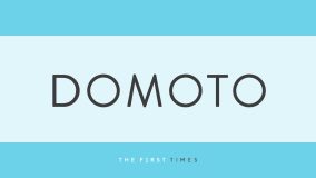 DOMOTOのふたりが黒スーツに白黒柄シャツ姿で左右対称に立つ新ビジュアル公開！「1周年のDOMOTOもかっこいい」「スーツステキ」「ずっと応援します」
