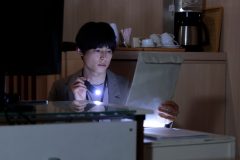 松村北斗主演ドラマ『告白－25年目の秘密－』第4話のあらすじ＆場面写真公開！麻里子の父親と連続誘拐犯が写る写真の秘密とは