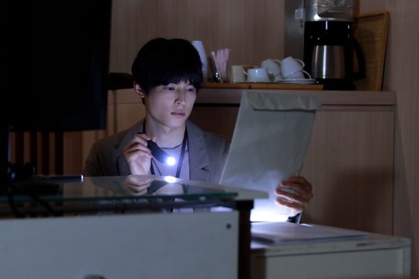 松村北斗主演ドラマ『告白－25年目の秘密－』第4話のあらすじ＆場面写真公開！麻里子の父親と連続誘拐犯が写る写真の秘密とは