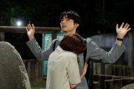 松村北斗主演ドラマ『告白－25年目の秘密－』第4話のあらすじ＆場面写真公開！麻里子の父親と連続誘拐犯が写る写真の秘密とは - 画像一覧（2/6）