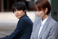 松村北斗主演ドラマ『告白－25年目の秘密－』第4話のあらすじ＆場面写真公開！麻里子の父親と連続誘拐犯が写る写真の秘密とは - 画像一覧（5/6）