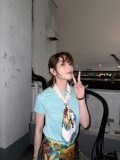 のん、爽やかなコーディネートで夜景をバックにピースサイン！ドラマ『Tokyo middle 30』オフショット公開