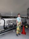 のん、爽やかなコーディネートで夜景をバックにピースサイン！ドラマ『Tokyo middle 30』オフショット公開 - 画像一覧（3/4）