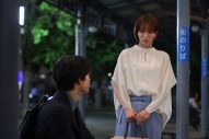 ドラマ『告白－25年目の秘密－』第6話、爽太（松村北斗）の秘密が麻里子（岡崎紗絵）にバレる！「終わった…僕の25年の恋…」 - 画像一覧（2/6）