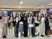 ＝LOVE、韓国・金浦空港到着ショット公開！人気音楽番組にて新曲「恋、はじめました。」を韓国語で初披露予定