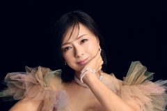 薬師丸ひろ子、自身初のフルオーケストラベストアルバム発売決定！「セーラー服と機関銃」ら全10曲を新録