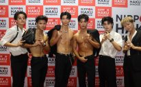 【レポート】上半身あらわ＆腕立て伏せの“筋肉パフォーマンス”で会場熱狂！筋肉美を武器にする└BHNX┘（ビーハンクス）『バンコク日本博2026』に登場 - 画像一覧（1/6）