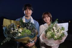 ドラマ『告白－25年目の秘密－』松村北斗＆岡崎紗絵がそろってクランクアップ！「本当にたくさんのことを学ばせていただきました」（松村）